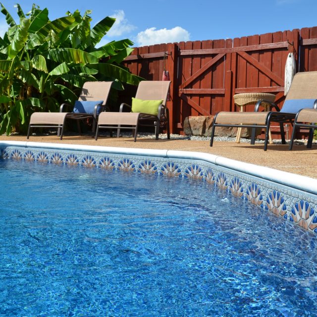 Swimming pool with star tiling