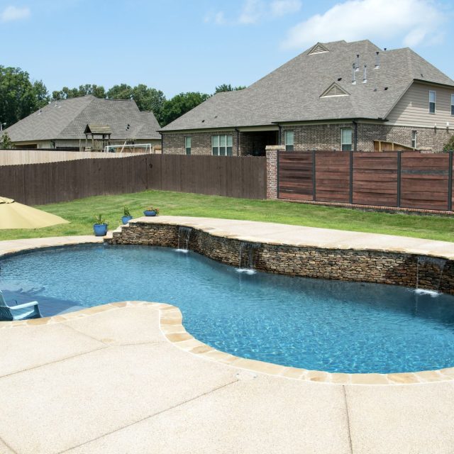 swimming pool in garden Ospina