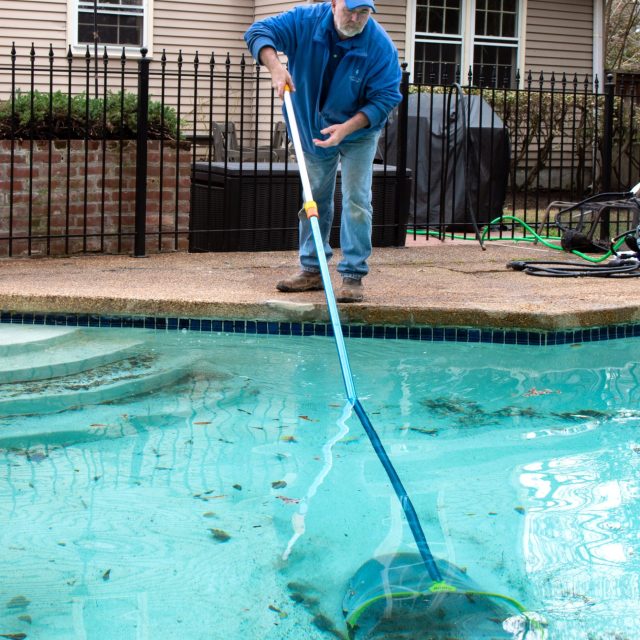 Removing foliage from the bottom of a swimming pool