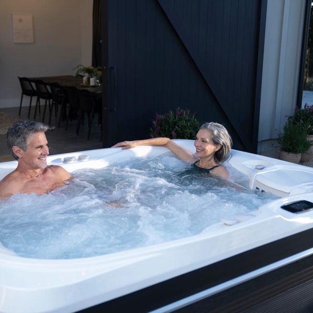 couple relaxing in Utopia Caldera Sp