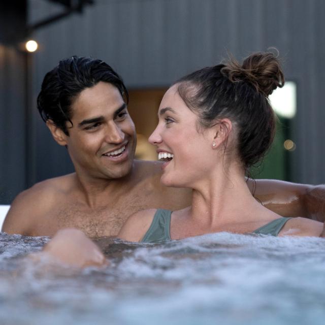 couple-relaxing-caldera-spa